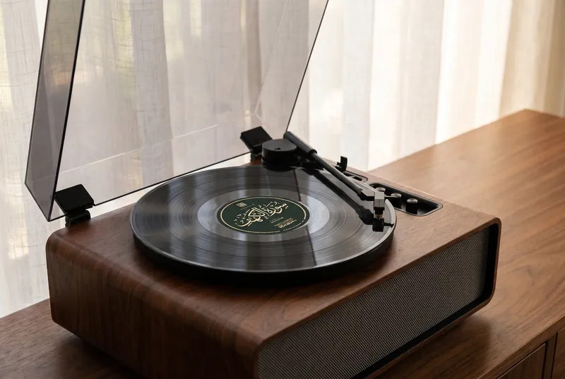 Platine Laredo et pochette Al-Kahf dans le salon